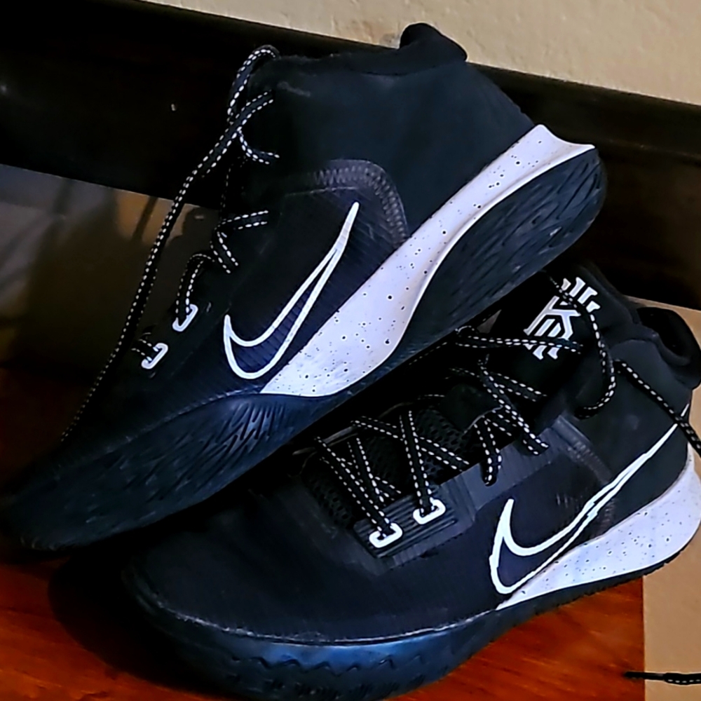 Nike Men's Size 9 basketball black and white tennis shoes worn twice